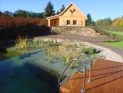 Gartenanlage mit Schwimmteich des Wellnesshotels Hammermühle in Stadtroda, Thüringen