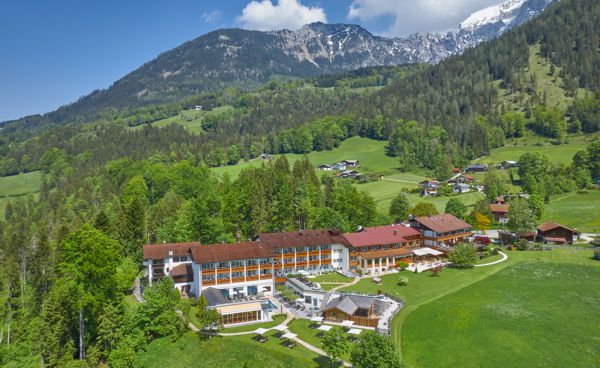 Hausansicht des Wellnesshotels Almhotel Alpenhof superior in Schönau am Königssee, Bayern