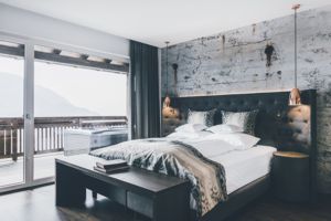 Wellnesshotel Golserhof bei Meran in Sdtirol - Doppelzimmer mit Holz und Balkon