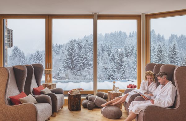 Wellnesshotel Oberstdorf - Paar im Winterwellnessurlaub in Bayern