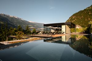 Design- und Wellnesshotel Tyrol in Rabland bei Meran - Badehaus, Outdoorpool, Poolbar mit Panoramablick