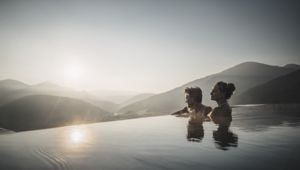 Hotel Hubertus- Wellnesshotel in Olang-Italien - Paar im Pool